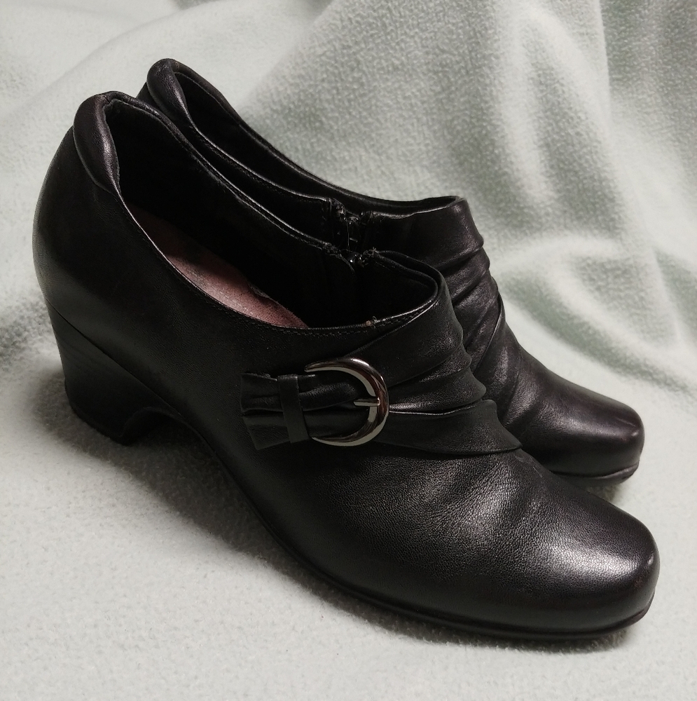 Elegant Black Clarks Women's Shoes Six 8